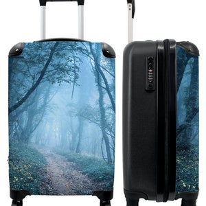 Koffer - handbagage - pad - bomen - natuur - bos - mist