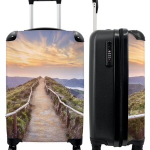 Koffer - handbagage - pad - natuur - wolk - hout