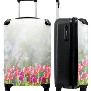 Koffer - handbagage - tulpen - bloemen - roze - zonlicht - lente
