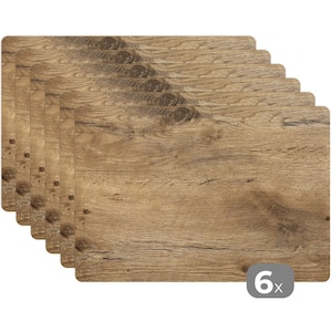 Peut inclure: Six sets de sets de table rectangulaires avec un motif de grain de bois. Les sets de table sont de couleur marron chaud avec des motifs et des nœuds de grain de bois visibles. L'image montre les sets de table légèrement empilés, avec une étiquette "6x" en bas à droite.