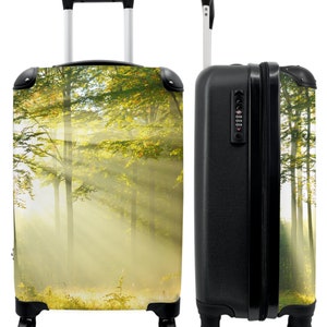 Koffer - handbagage - bos - bomen - zon - lente - groen
