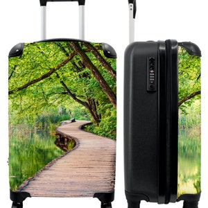 Koffer - handbagage - natuur - water - bomen - pad