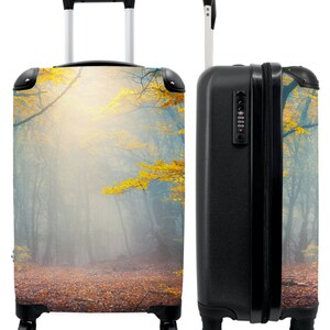 Koffer - handbagage - bos - herfst - mist - bomen