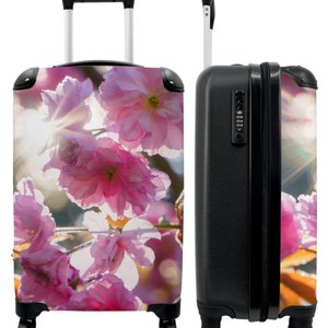 Koffer - handbagage - bloemen - bloesem - roze - lente - zon