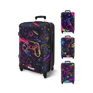 Pode incluir: Uma mala preta com rodas com um gráfico de controle de videogame em cores neon e outros ícones relacionados a jogos. A mala tem uma alça telescópica e quatro rodas. A marca "Bering Suitcases" está impressa na frente.