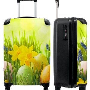 Koffer - handbagage - bloemen - paaseieren - lente - stilleven - pasen