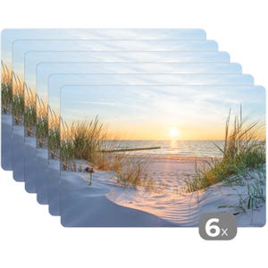 Könnte beinhalten: Set aus sechs Tischsets mit einer Strandszene bei Sonnenuntergang. Die Tischsets zeigen einen Sandstrand mit hohem Gras, das Meer und eine helle Sonne, die in der Ferne untergeht. Der Himmel ist eine Mischung aus blauen und orangen Farbtönen.