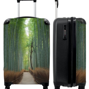 Koffer - handbagage - bomen - pad - bamboe - gras