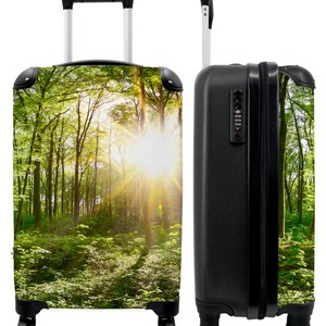 Koffer - handbagage - bos - bomen - planten - zon - lente