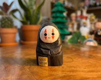 Joli dessin animé sculpté sur bois fait main, ornement de bureau en bois, sculpture artisanale pour décoration d'étagère de bureau à domicile, cadeau unique
