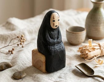 Figurine d'esprit sans visage en bois sculpté faite à la main, statue de fantôme mignonne, décoration de bureau, figurine de cape en bois, cadeau de sculpture d'art unique