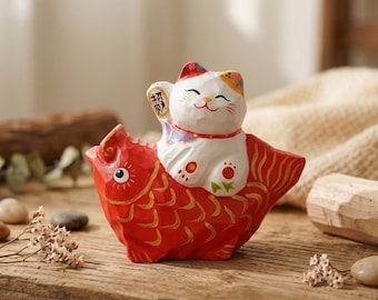 Figurine en bois sculptée à la main de chat porte-bonheur sur des poissons koi rouges, statue japonaise de Maneki Neko, décoration de richesse Feng Shui, cadeau de pendaison de crémaillère