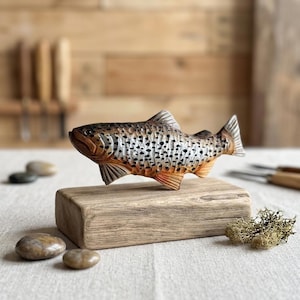 Handgemaakte houten forelsculptuur - Realistische vis van hout gesneden - Decoratie voor een vissershuisje - Cadeau voor vliegvissers