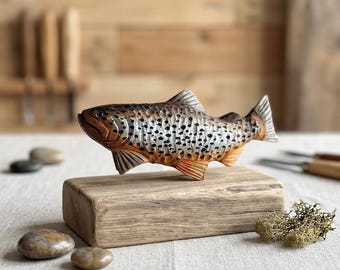 Sculpture de truite en bois faite à la main sur un socle en bois flotté - Sculpture sur bois de poisson réaliste - Décoration de pavillon de pêche - Cadeau pour pêcheur à la mouche