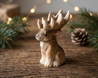 Handgeschnitzte hölzerne Hirschfigur rustikale Waldtierskulptur Weihnachten Rentierverzierung Holzschnitzerei-Kunstgeschenk für Naturliebhaber