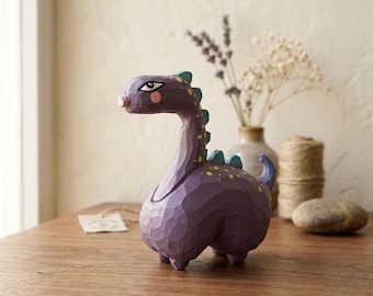 Ręcznie robiona fioletowa, marzycielska figurka dinozaura | Wspaniały towarzysz do pokoju dziecięcego i na biurko | Wyjątkowy prezent z drewna