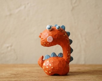 Ręcznie rzeźbiona drewniana figurka dinozaura, uroczy pomarańczowy dinozaur jako dekoracja biurka, rzeźba w drewnie w stylu Zakka, rzemieślnicza rzeźba zwierzęcia, fantazyjny prezent