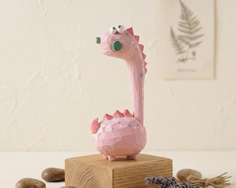 Ręcznie rzeźbiona, śliczna, różowa figurka dinozaura z drewna – wyjątkowa i fantazyjna ozdoba biurka lub żłobka, prezent dla miłośników dinozaurów