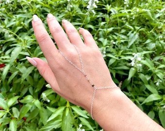 Cadena de mano envuelta en alambre de plata esterlina con turmalina