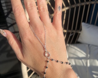 Cadena de mano de cuarzo cristal envuelta en alambre de plata con espinela negra