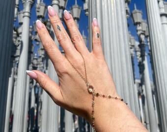 Cadena de mano de oro y cuarzo cristal con turmalina envuelta