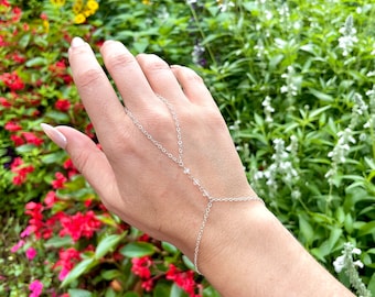 Cadena de mano envuelta en plata y piedra lunar