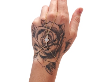 Cadena de mano de oro con piedra lunar