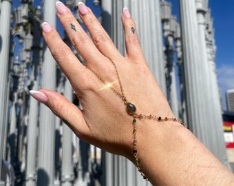 Cadena de mano de oro y labradorita con turmalina envuelta