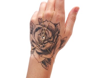 Cadena de mano de oro y cuarzo cristalino