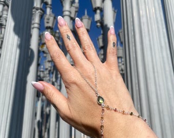 Cadena de mano de plata con labradorita y turmalina envuelta