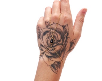 Cadena de mano de oro y ágata negra