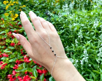 Cadena de mano envuelta en plata con espinela negra