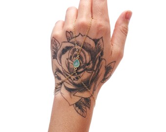 Cadena de mano de oro con calcedonia azul marino