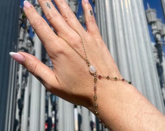 Cadena de mano de oro con turmalina envuelta y piedra lunar