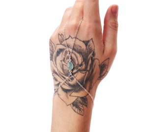 Cadena de mano de plata con calcedonia azul marino