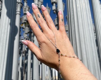 Cadena de mano de plata envuelta con ágata negra y turmalina