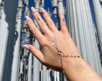 Cadena de mano de plata con turmalina envuelta y cuarzo cristal