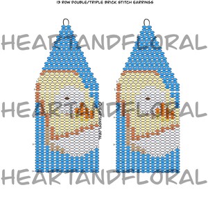 Könnte beinhalten: Ein Paar Perlenohrringe mit einem Design einer Ente, die Toast trägt. Die Ohrringe sind aus blauen, weißen, gelben und braunen Perlen gefertigt. Der Text "DUCK WEARING TOAST" und "HEARTANDFLORAL" sind sichtbar.