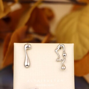 S925 Sterling Silver Asymmetric Lava-shaped Stud Earrings for Women, Musical Note-shaped Ear Ornaments.