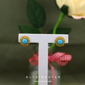 Copper-gold-plated Vintage Flower-inlaid Imitation Plain Turquoise Blue Five-pointed Star-shaped Women&#39;s Ear Ornaments.
