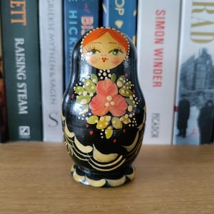 Russian Matryoshka Nesting Dolls – 5 Piece Set – Hand Painted – Folk Art – Vintage Style Matroshka – 1990s Russian Dolls