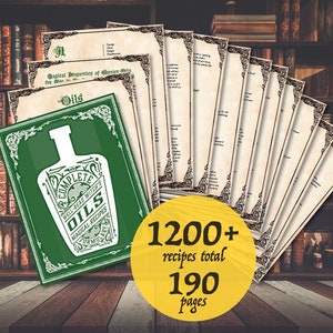 Könnte beinhalten: Ein grünes Buch mit dem Titel "Complete Well-Read Witch's Oils: Magical Recipes Formulary". Das Buch ist geöffnet, um Seiten mit handschriftlichem Text zu zeigen. Das Buch liegt auf einer Holzoberfläche mit einem gelben Kreis, auf dem "1200+ Rezepte insgesamt 190 Seiten" steht.
