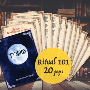 Puede incluir: Un libro ilustrado azul y blanco titulado "4th Moon" con el texto "Lesson 4 - Introduction to Ritual" y "Introduction to Ritual". El libro está rodeado de 20 páginas de una guía de ritual con el texto "Ritual 101" y "20 páginas".