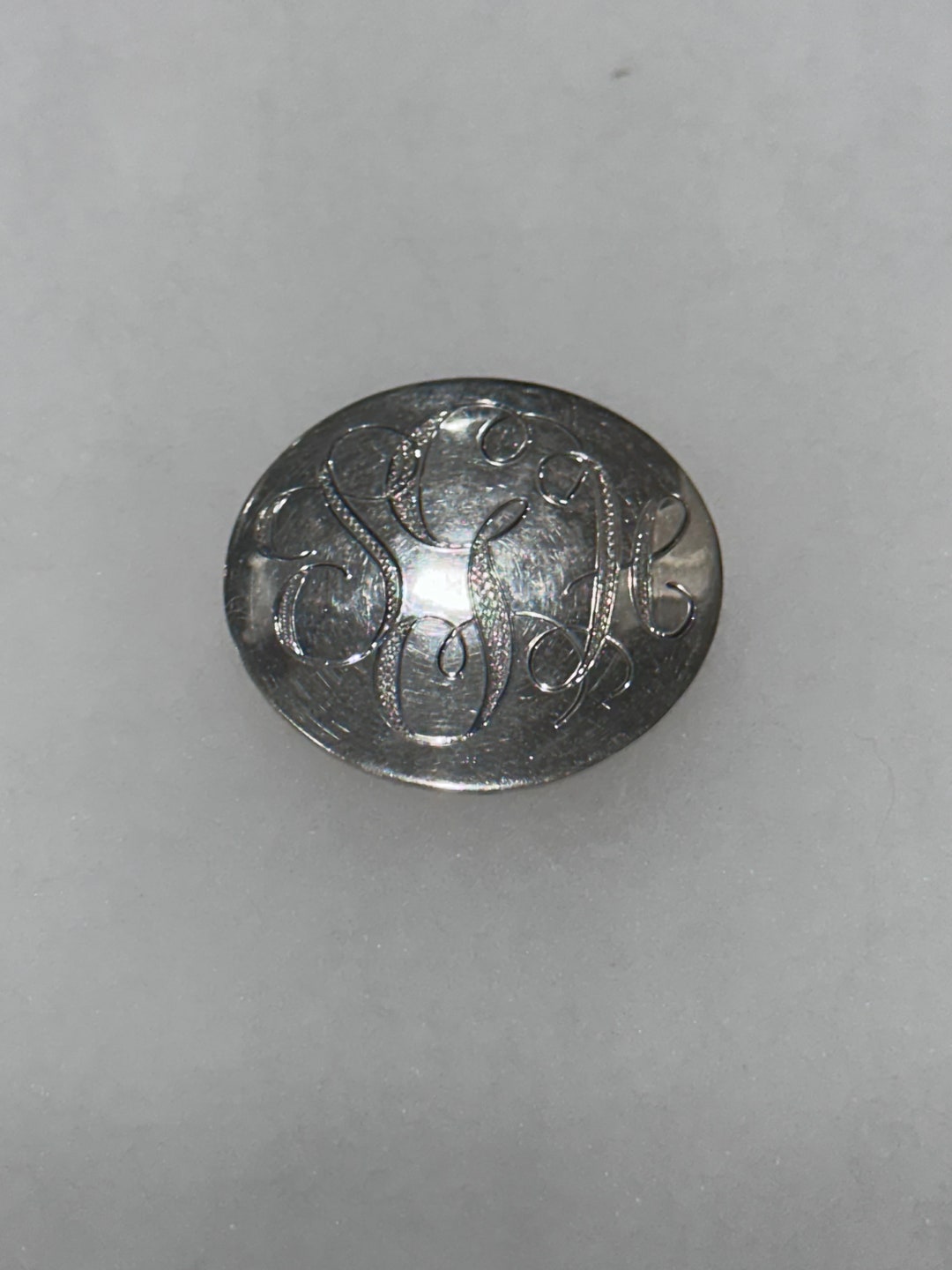 Broche Ancienne Art Déco En Lucite - Gravure Roses Blanches - Diamètre 4 Cm - Occasion