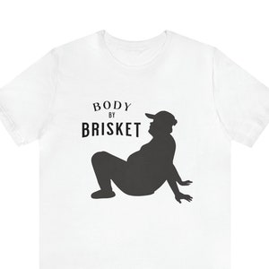 Maglietta Body By Brisket, Camicia Humor BBQ, Maglietta Bar-B-Q, Papà Bod, T-shirt barbecue, Abbigliamento BBQ, Manica corta in jersey unisex