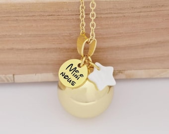 Bola de grossesse Or médaille lettre initiale personnalisé avec breloque nacré naturel blanc au choix, cadeau futur maman enceinte