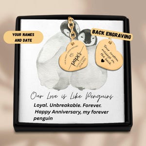 Gepersonaliseerde hartsleutelhanger 1e verjaardag met namen en datum - Papieren jubileumcadeau voor vriend of echtgenoot | Liefdesherinnering pinguïn