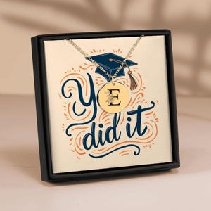 Collar floral con inicial E, collar con la letra de la clase de 2025, regalo de graduación, collar con inicial E, joyería personalizada con inicial para ella