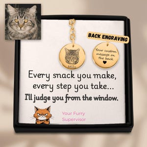 Porte-clés portrait de chat amusant avec photo d'animal de compagnie – Cadeau personnalisé pour papa ou maman de chat | Carte souvenir personnalisée pour animal de compagnie avec message de carte Judgy Feline