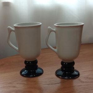Tazze da latte Vintage Hall China, set da 2, nere e bianche, con manico e piedistallo